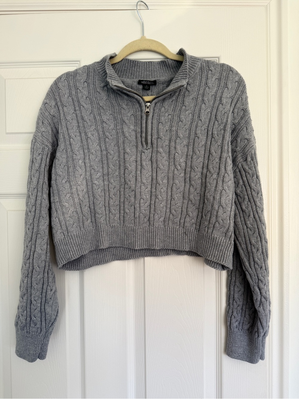 Cropped Gray Cable Knit Quarter Zip Cropped
Sweater Size XL